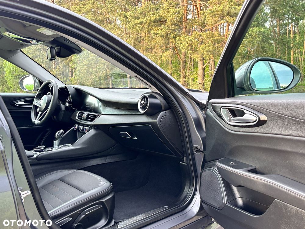 Alfa Romeo Giulia 2.2 AT8 Executive - 16