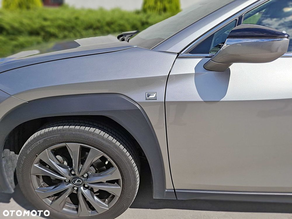 Lexus UX - 4