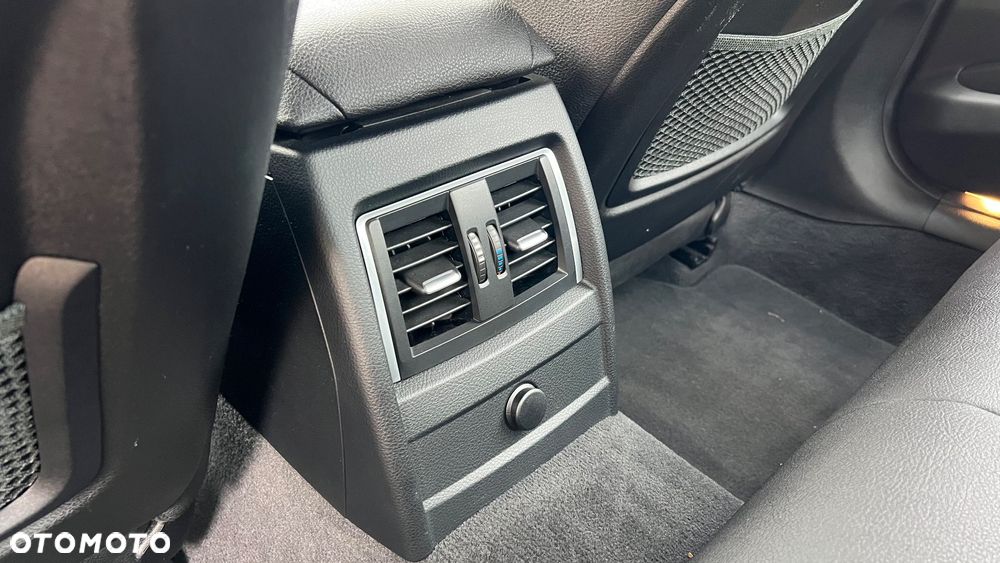 BMW Seria 3 330i Sport Line - 34