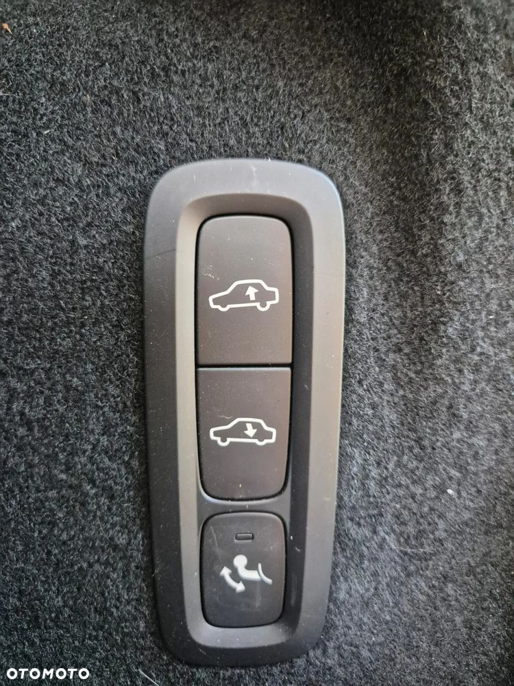 Volvo XC 60 B5 B AWD Ultra Dark - 18
