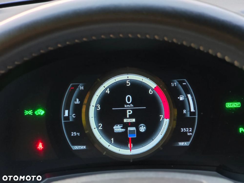 Lexus IS 300h F Sport - 8