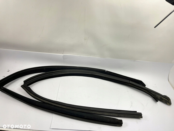 USZCZELKI BOCZNE SZYBY DRZWI MERCEDES W126 SEC LP 1267200154 1267200254
