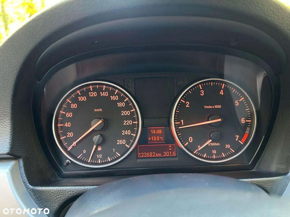 BMW Seria 3 318i Touring - 14