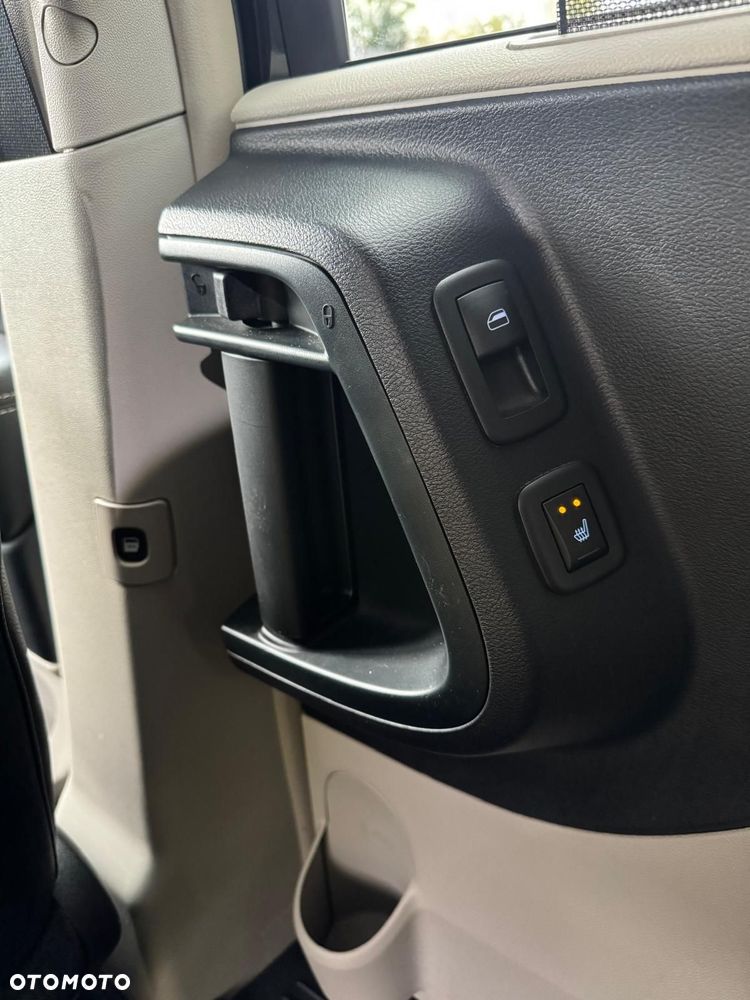 Chrysler Town & Country - 12