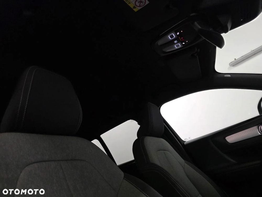 Volvo XC 40 B3 B DKG Ultra Dark - 28
