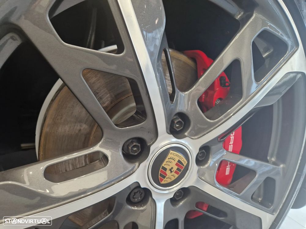 Porsche Taycan Cross Turismo 4S - 11