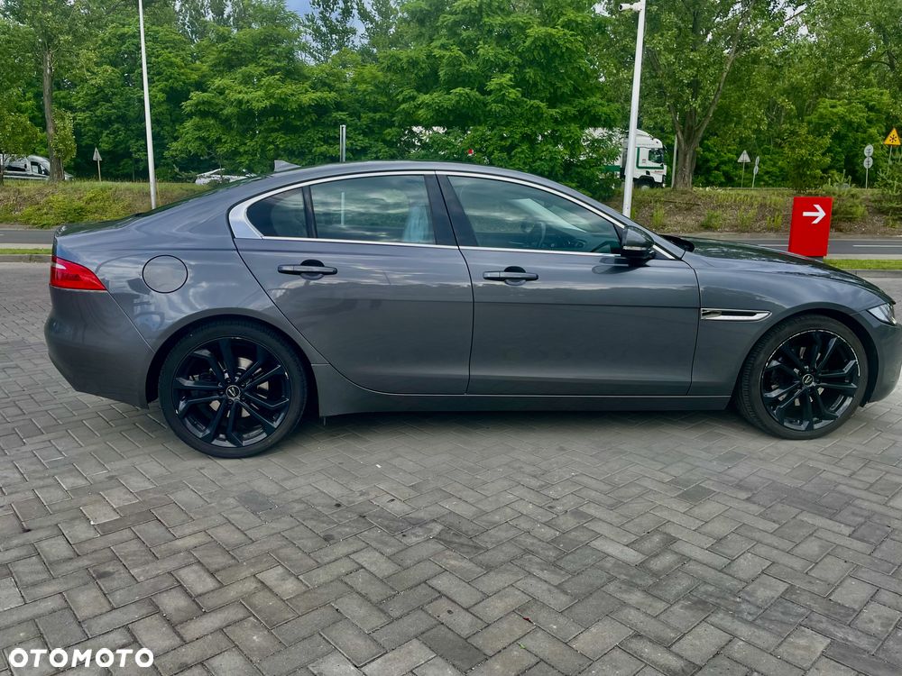 Jaguar XE 2.0 D Portfolio - 7
