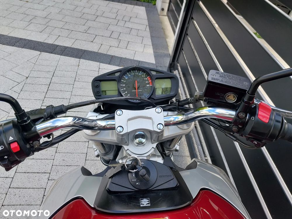 Suzuki GSR - 8