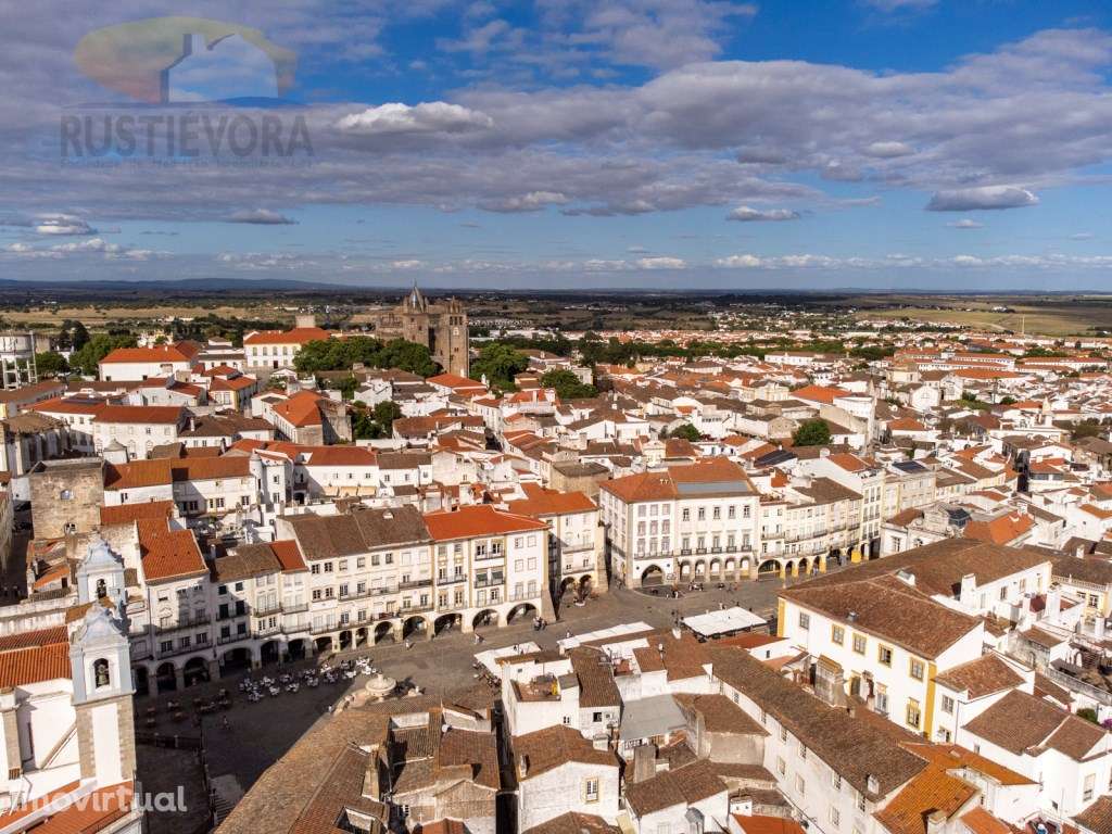 Prédio junto à Praça do Giraldo em Évora, nas arcadas medievais da ... - Grande imagem: 3/60