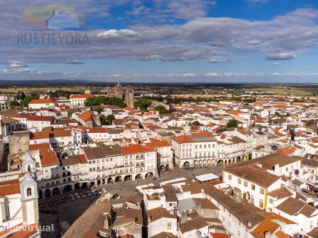Prédio junto à Praça do Giraldo em Évora, nas arcadas medievais da ... - Grande imagem: 3/60