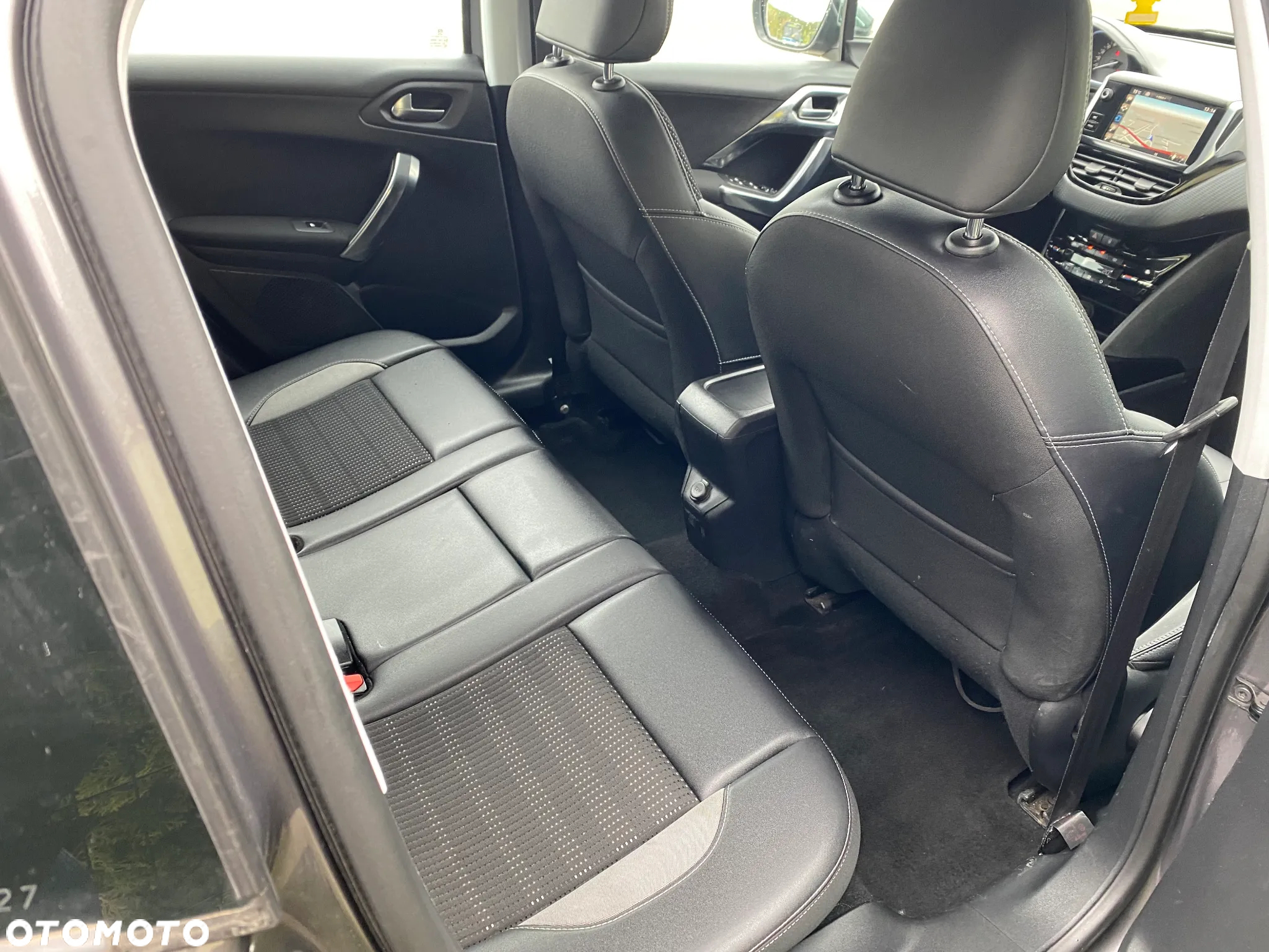 Peugeot 2008 1.2 Pure Tech Allure S&S - 17