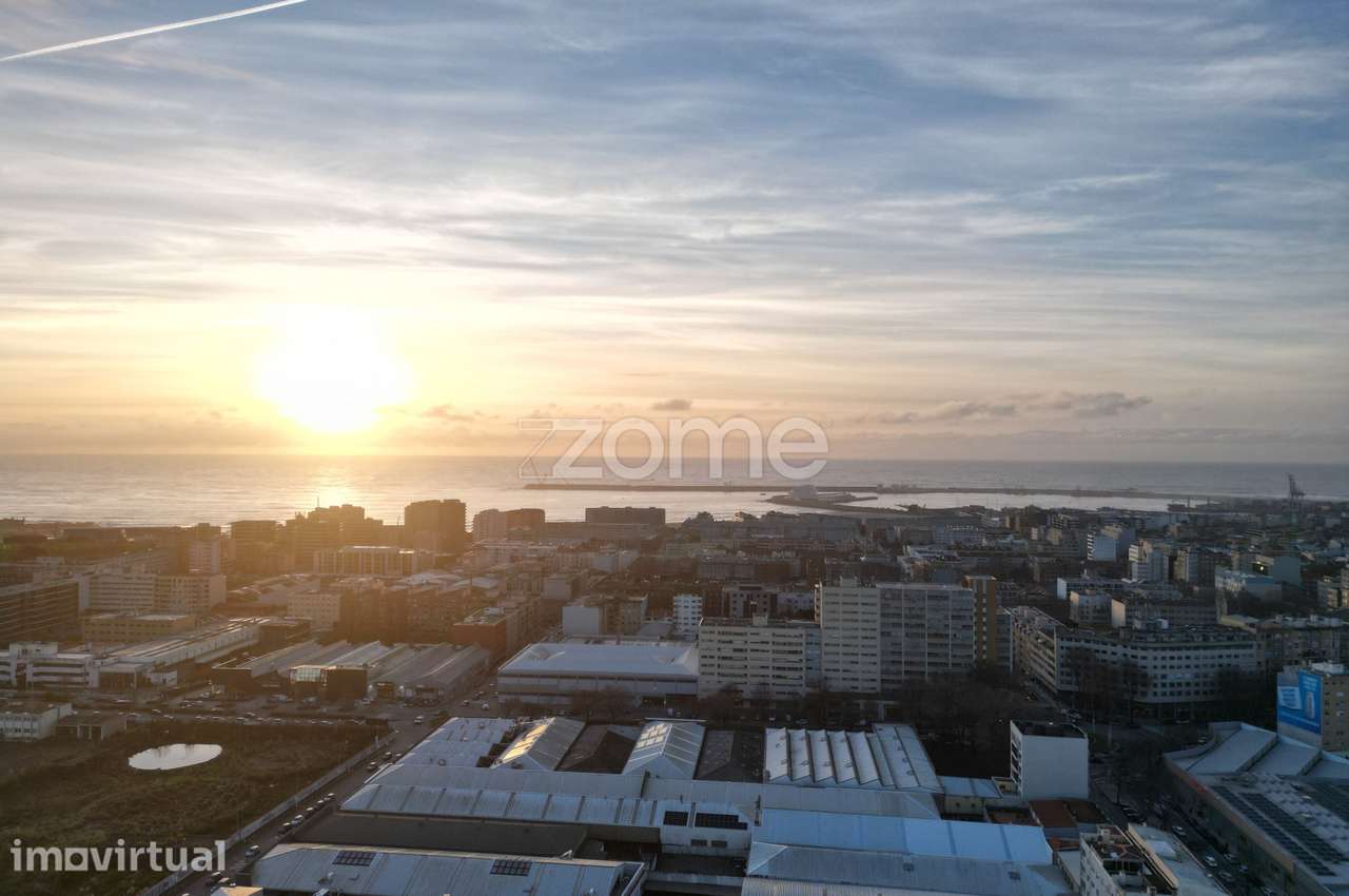 Armazém industrial, localizado em Matosinhos. - Grande imagem: 2/40