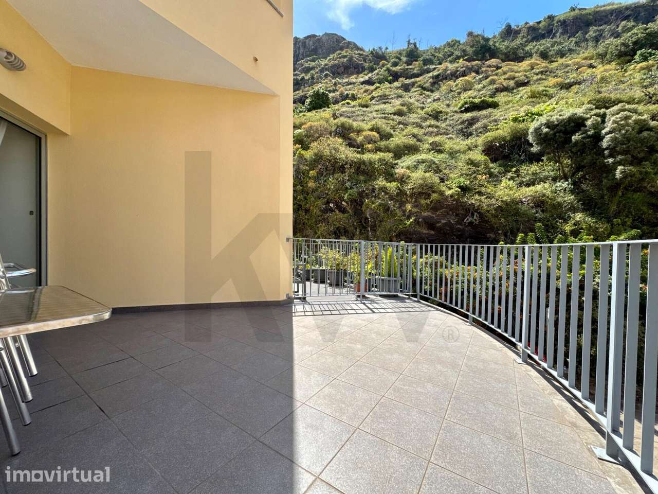Apartamento T3 Duplex Espaçoso no Centro de Ribeira Brava | Garagem pa - Grande imagem: 4/30