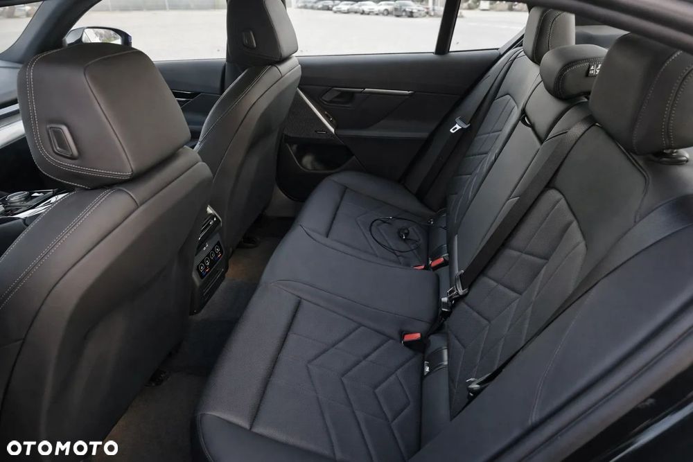 BMW Seria 5 520i mHEV - 10