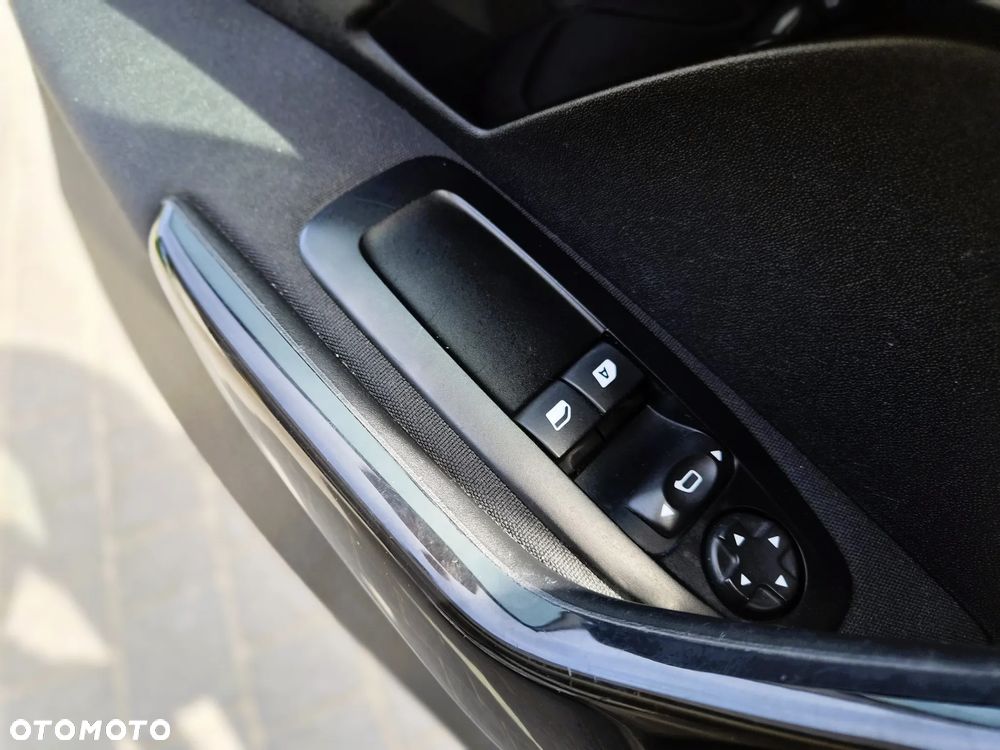Peugeot 208 - 18