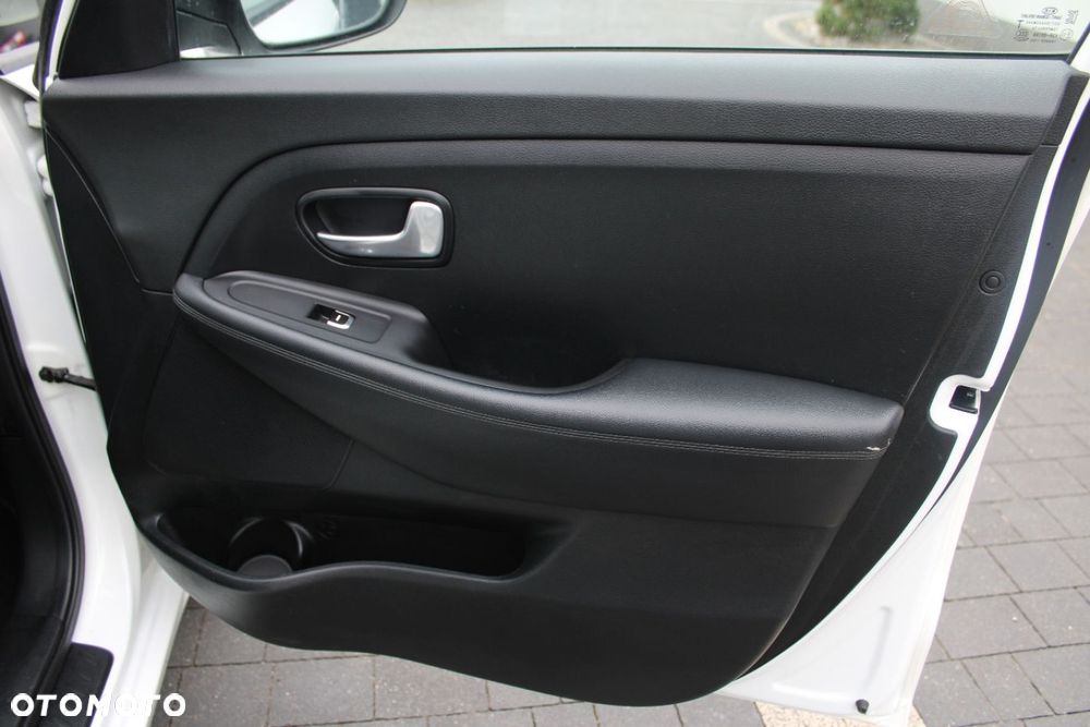 Kia Carens - 28