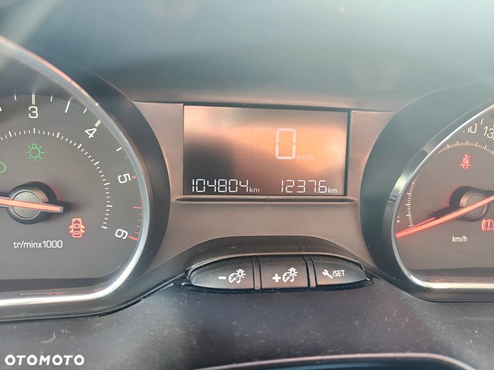Peugeot 208 - 8
