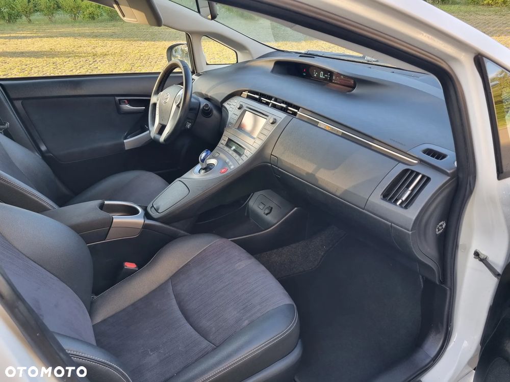 Toyota Prius (Hybrid) Life - 16