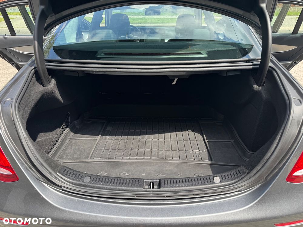 Mercedes-Benz Klasa E 220 d 4-Matic 9G-TRONIC - 35