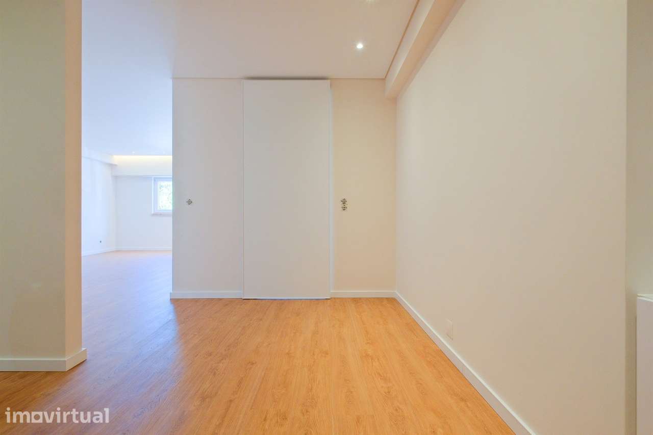 Apartamento T1 com garagem, totalmente remodelado, em condomínio com p - Grande imagem: 3/28