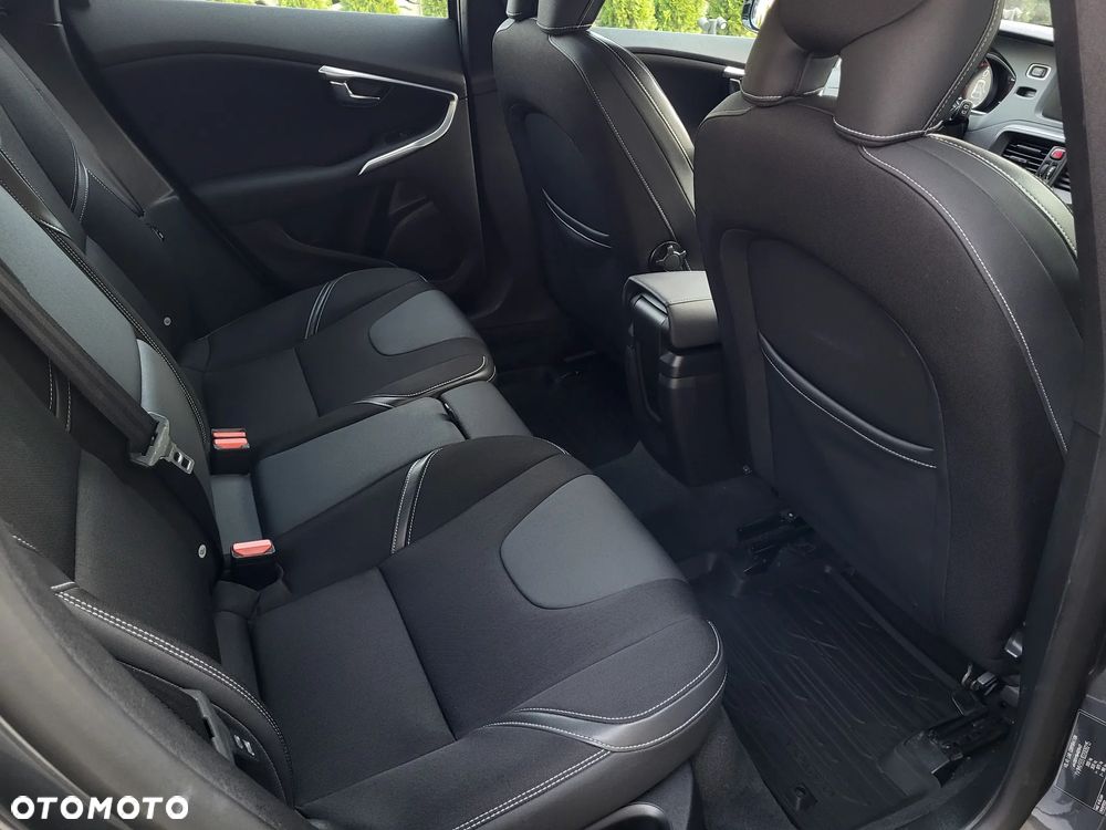 Volvo V40 D4 Momentum - 11