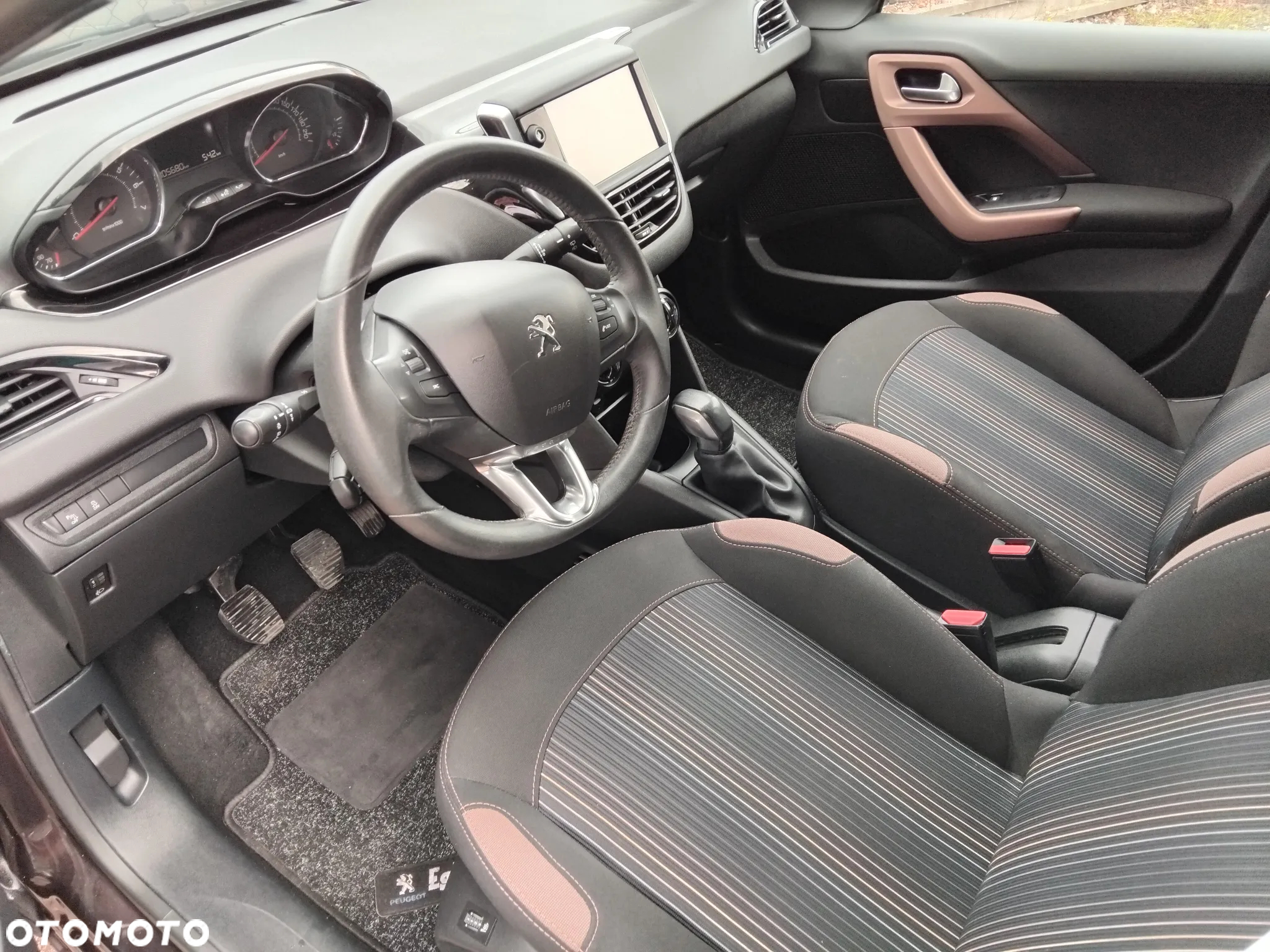 Peugeot 208 - 8
