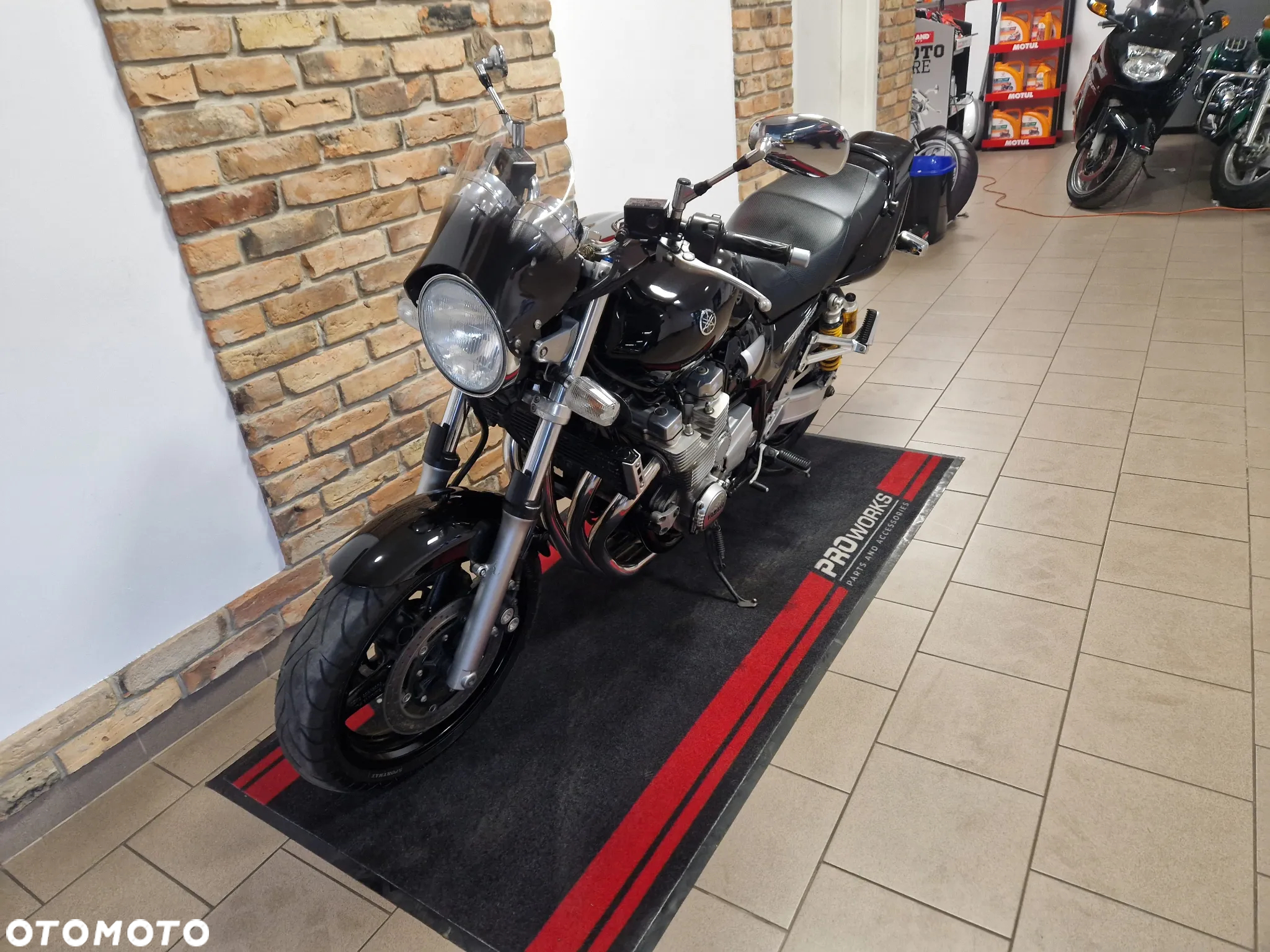 Yamaha XJR - 9