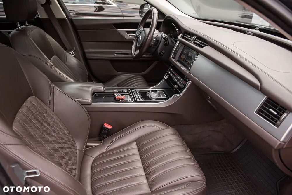 Jaguar XF 20d Sportbrake Portfolio - 33