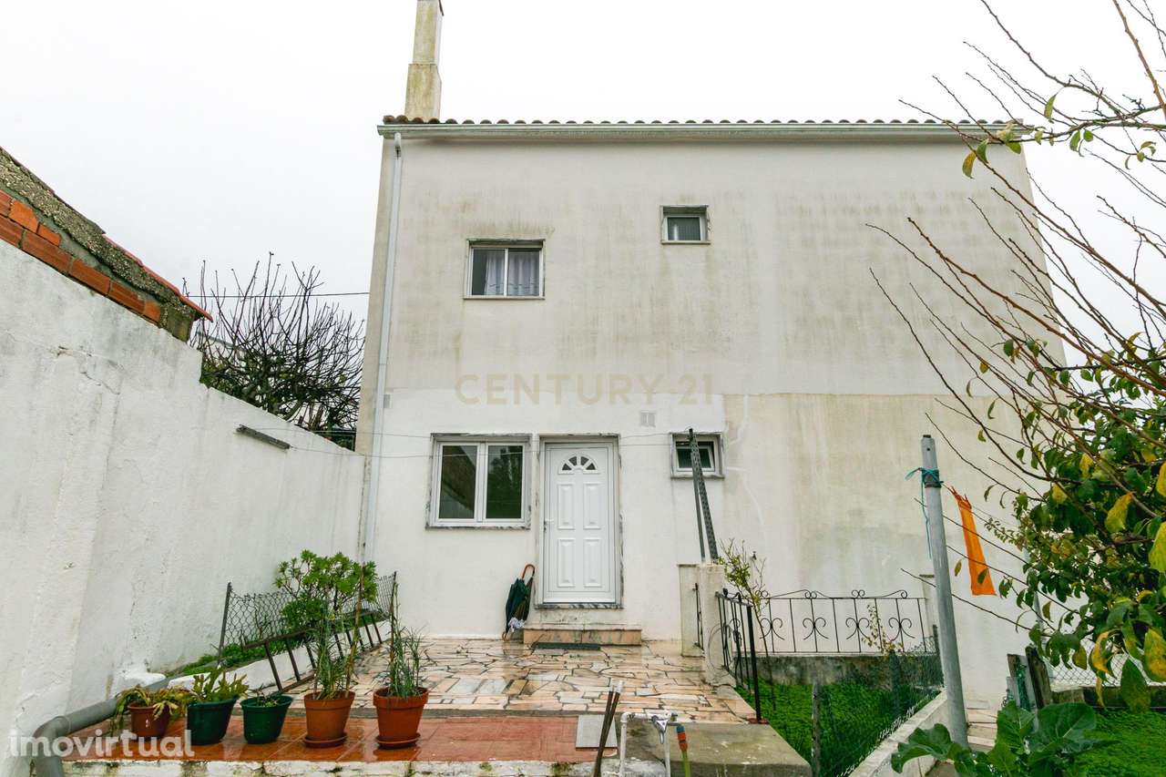 Moradia Bifamiliar com muito potencial - Grande imagem: 3/53