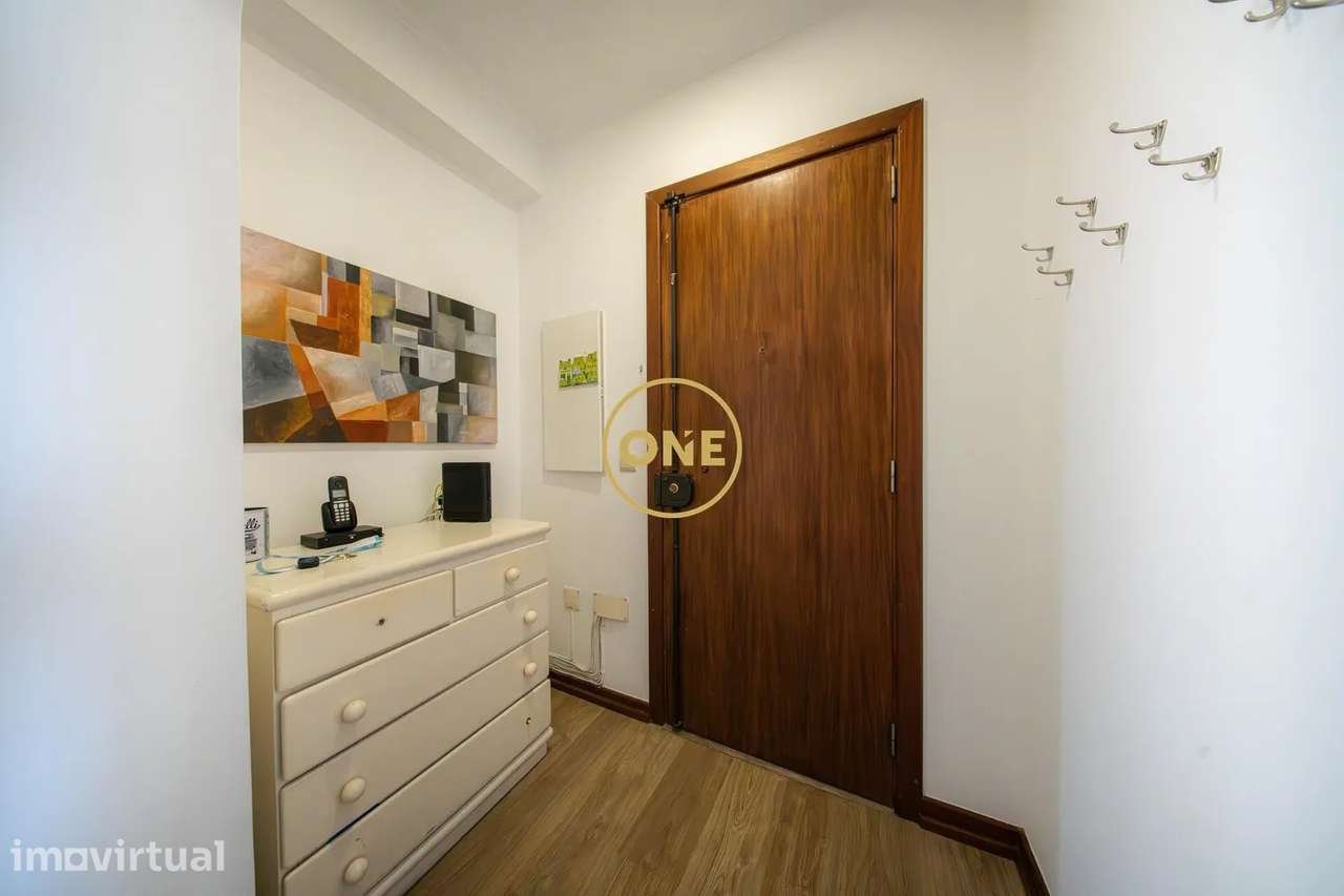 Apartamento T4 com áreas amplas, elevador e garagem - Grande imagem: 2/33