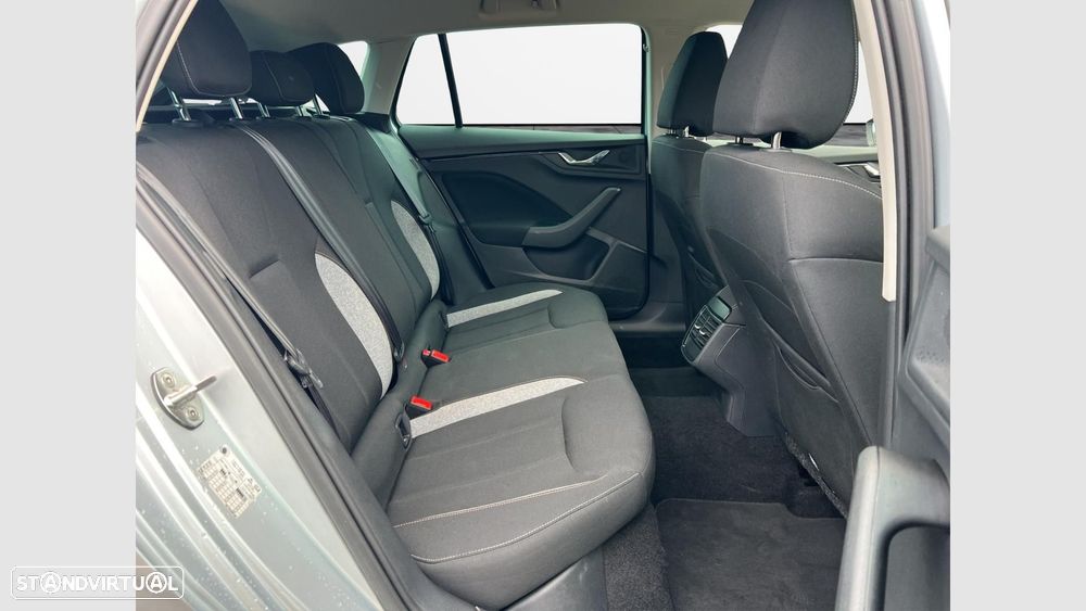 Skoda Scala 1.0 TSI Ambition DSG — fotografia 14