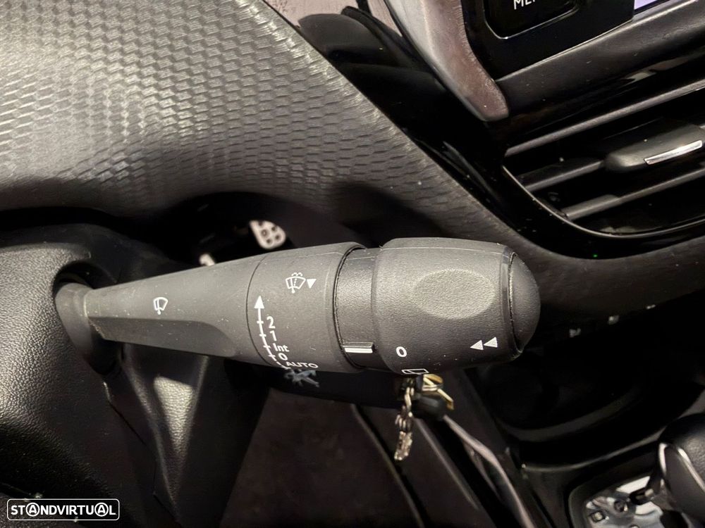 Peugeot 2008 1.2 PureTech Allure EAT6 - 21