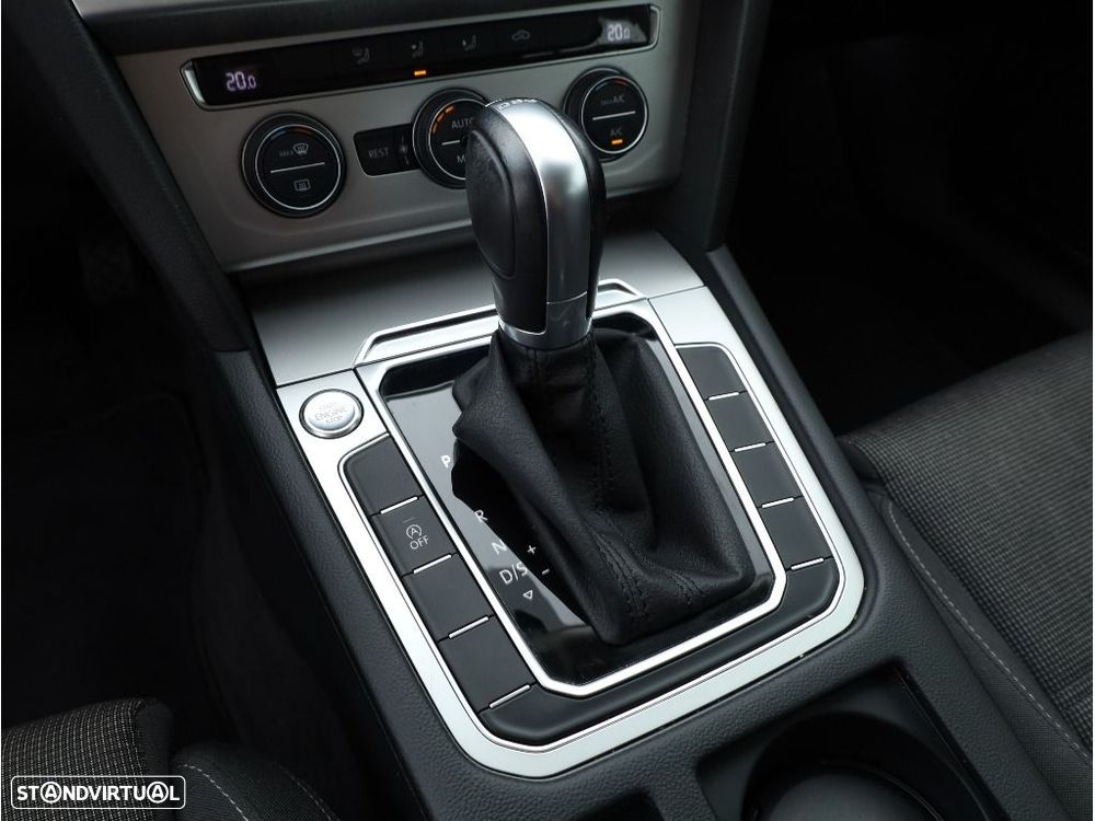 VW Passat Variant 2.0 TDI Business DSG - 31