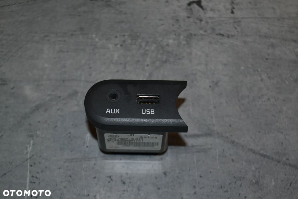 KIA CEED II GNIAZDO USB AUX 96120-A2000 - 1