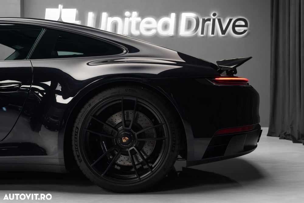 Porsche 911 Carrera 4 GTS PDK - 10