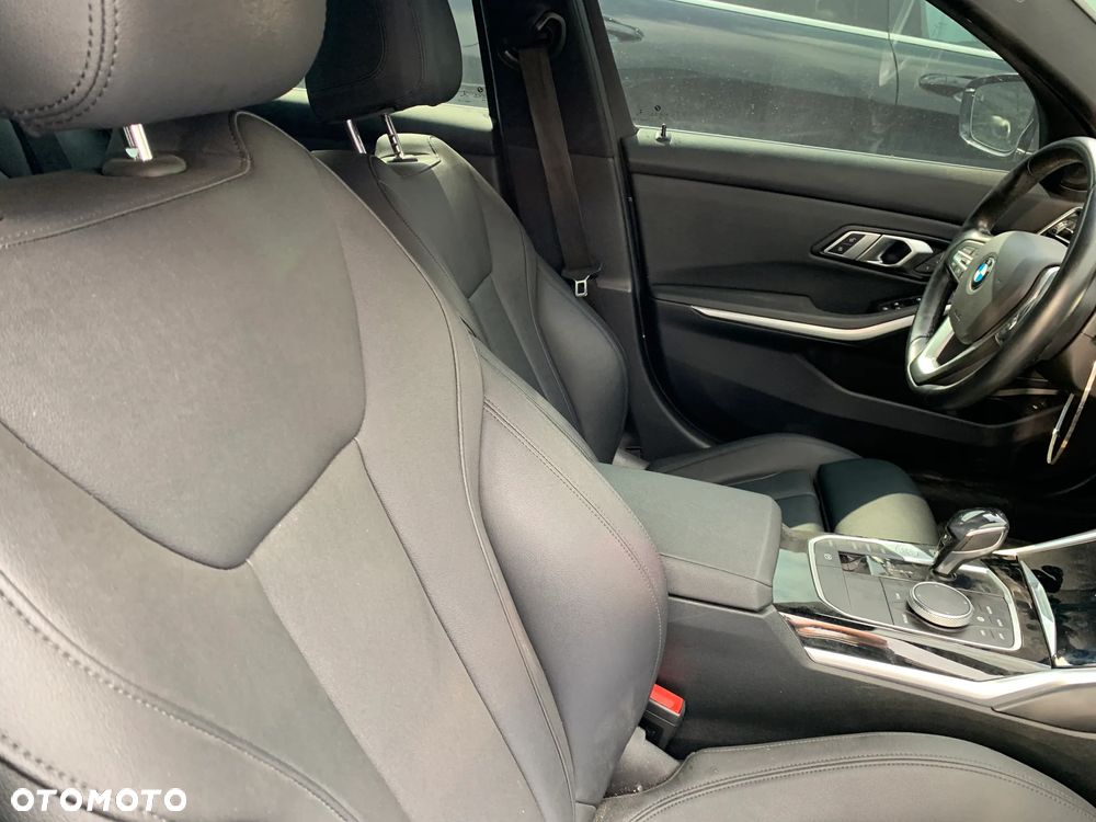 BMW Seria 3 330i xDrive - 12