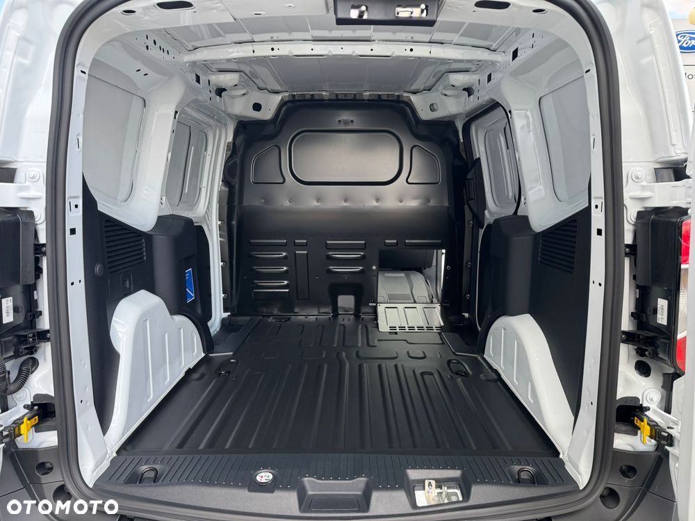 Ford Transit Courier - 17