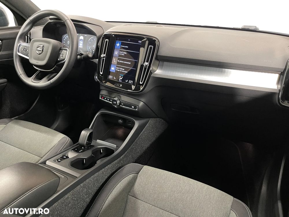 Volvo XC 40 B4 AT8 AWD Mild Hybrid Momentum Pro - 9