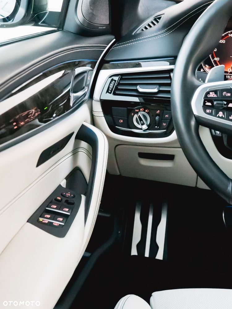 BMW Seria 5 M550i xDrive - 28