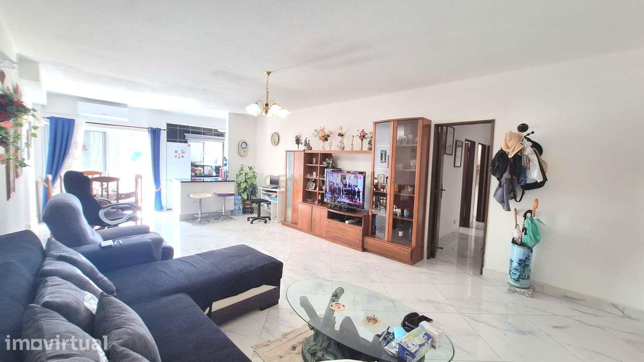 Luminoso Apartamento T2 com Varanda a Sul e Piscina no Centro de Albuf - Grande imagem: 3/14