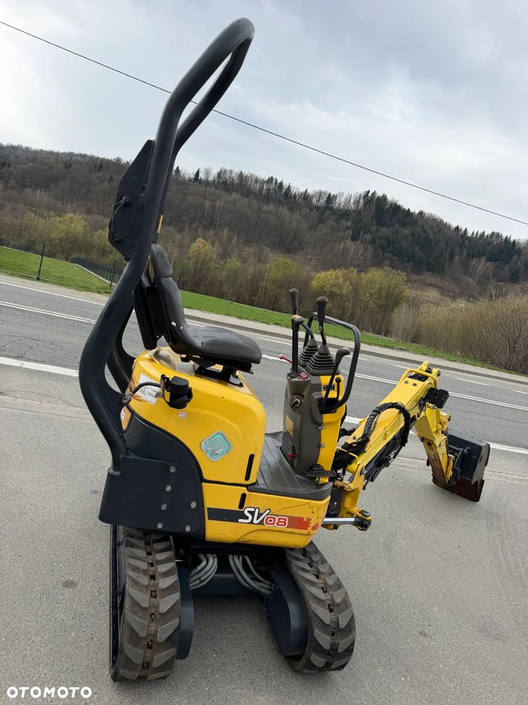 Yanmar SV08-1AS Japońska Minikoparka Koparka 1,1 tony. Maszyna jak Nowa. 2017rok. Pochodzi z Norweskiego Gospodarstwa Ogrodniczego! 2 łyżki. Rozsuwane Podwozie. Dokumentacja. Dodatkowe sekscje Hydrauliczne na młot lub wiertnice. Ani deka luzów czy wycieków. Szybkozłącze. Oryginalne łyżki Steelwrist! Skrętne ramię. OKAZJA Zadbana Maszyna! Bardzo oszczędny silnik Yanmar. Mocne pompy Hydrauliczne!! - 6