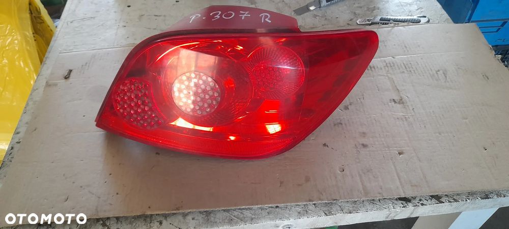 PEUGEOT 307 lampa tylna prawa lift - 1