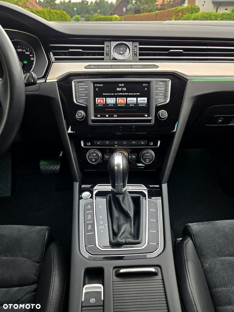 Volkswagen Passat Variant 2.0 TDI SCR 4Motion DSG Elegance - 23