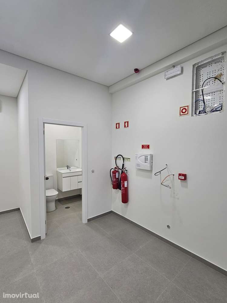 Armazém novo com escritórios na Zona Indústrial de Canedo - Grande imagem: 4/16