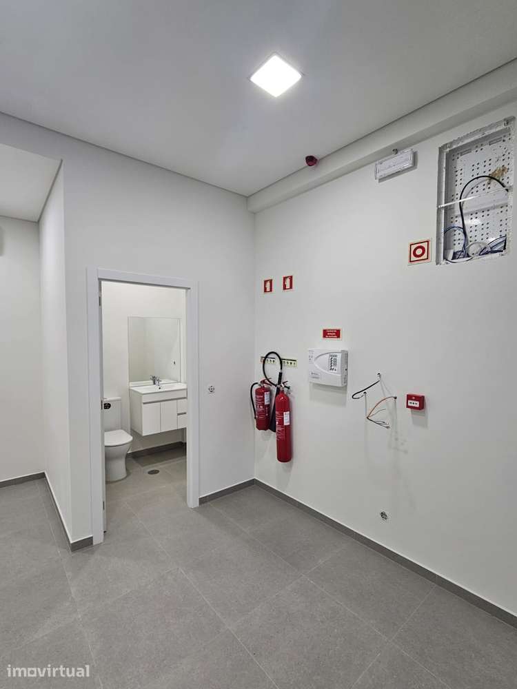 Armazém novo com escritórios na Zona Indústrial de Canedo - Grande imagem: 4/16