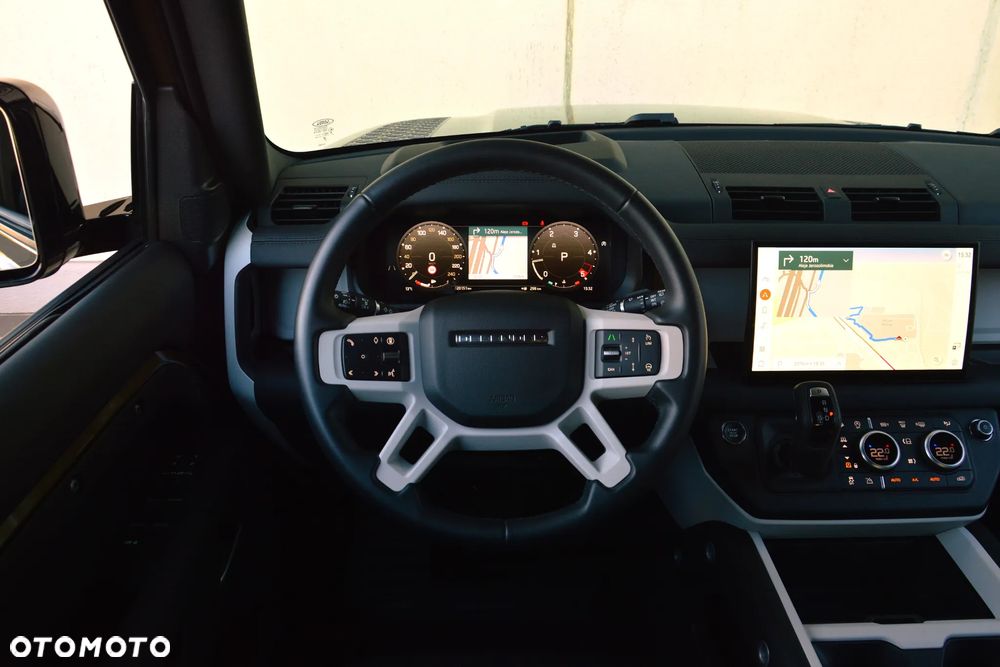 Land Rover Defender - 25