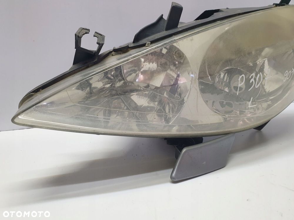 REFLEKTOR LAMPA PRZEDNIA PRAWA PRZÓD PRAWY PEUGEOT 307 - 2