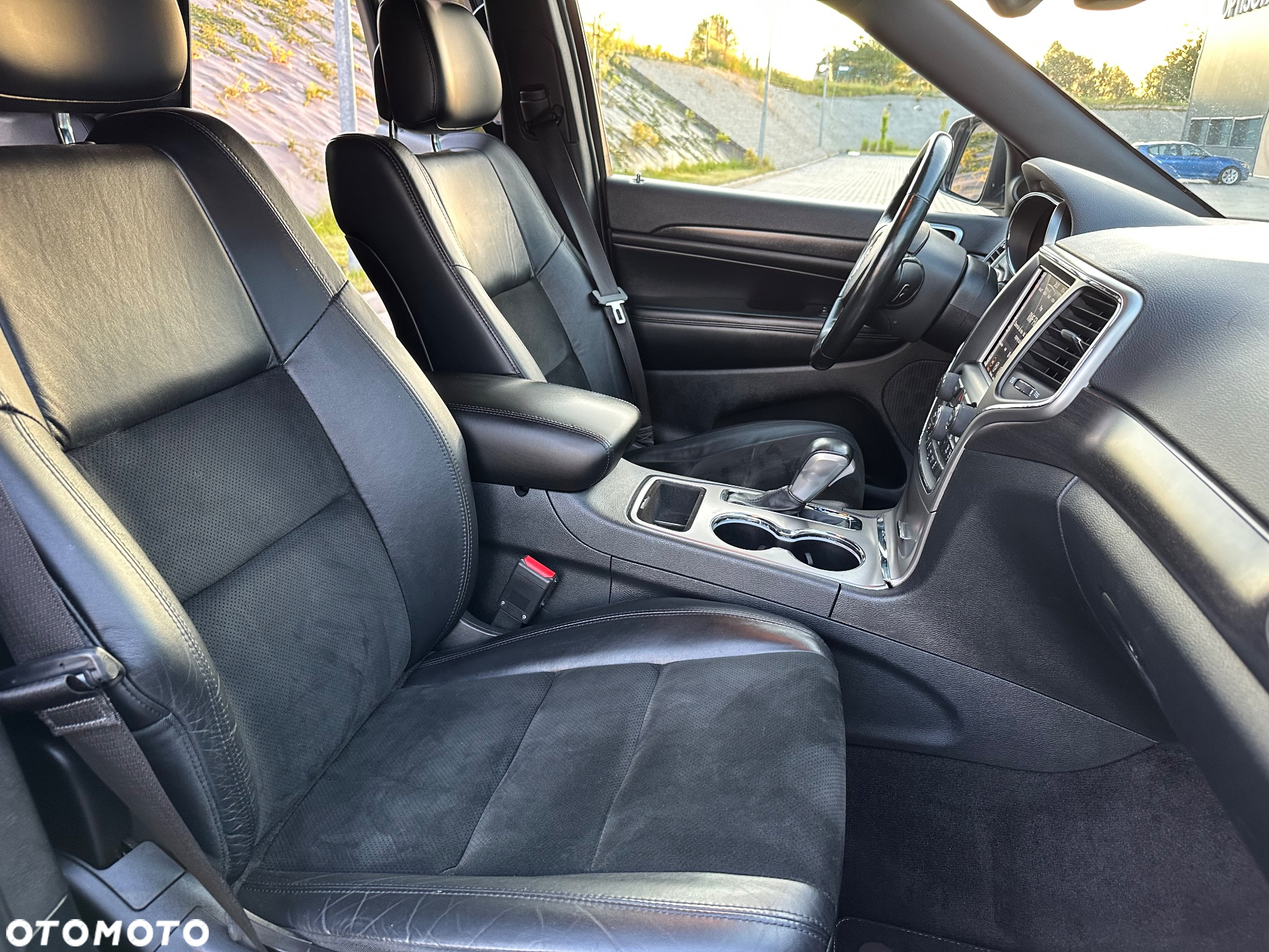Jeep Grand Cherokee - 32