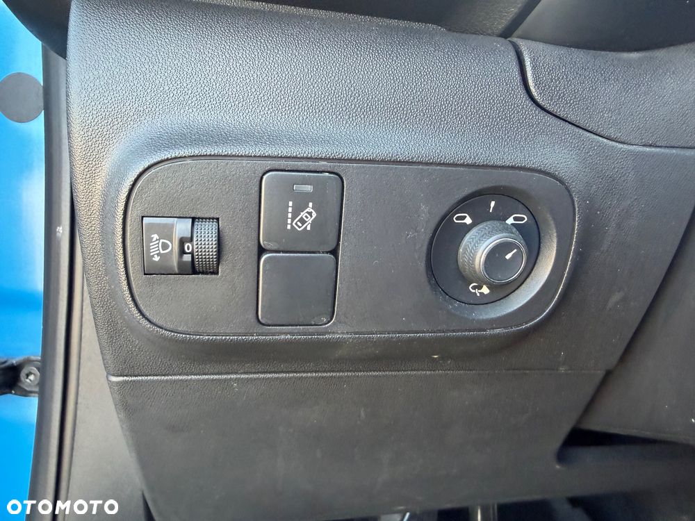 Peugeot 208 - 18