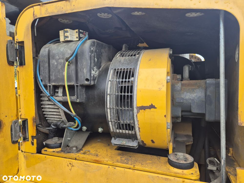 Caterpillar AP 300 / ROZŚCIEŁACZ DO ASFALTU / SERWISOWANY / 1WŁ / WIBRACJE + PODGRZEWANY STÓŁ / MOŻLIWOŚĆ TRANSPORTU - 37